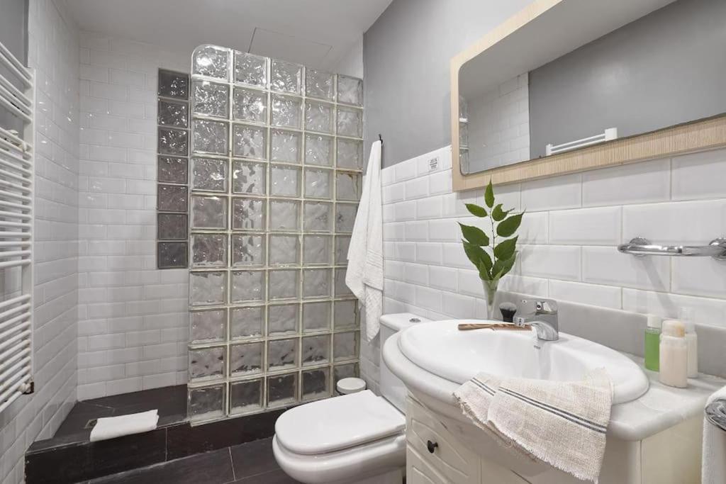 Magnificent 4 Bedroom Apartment In Eixample Barcelona Exterior foto